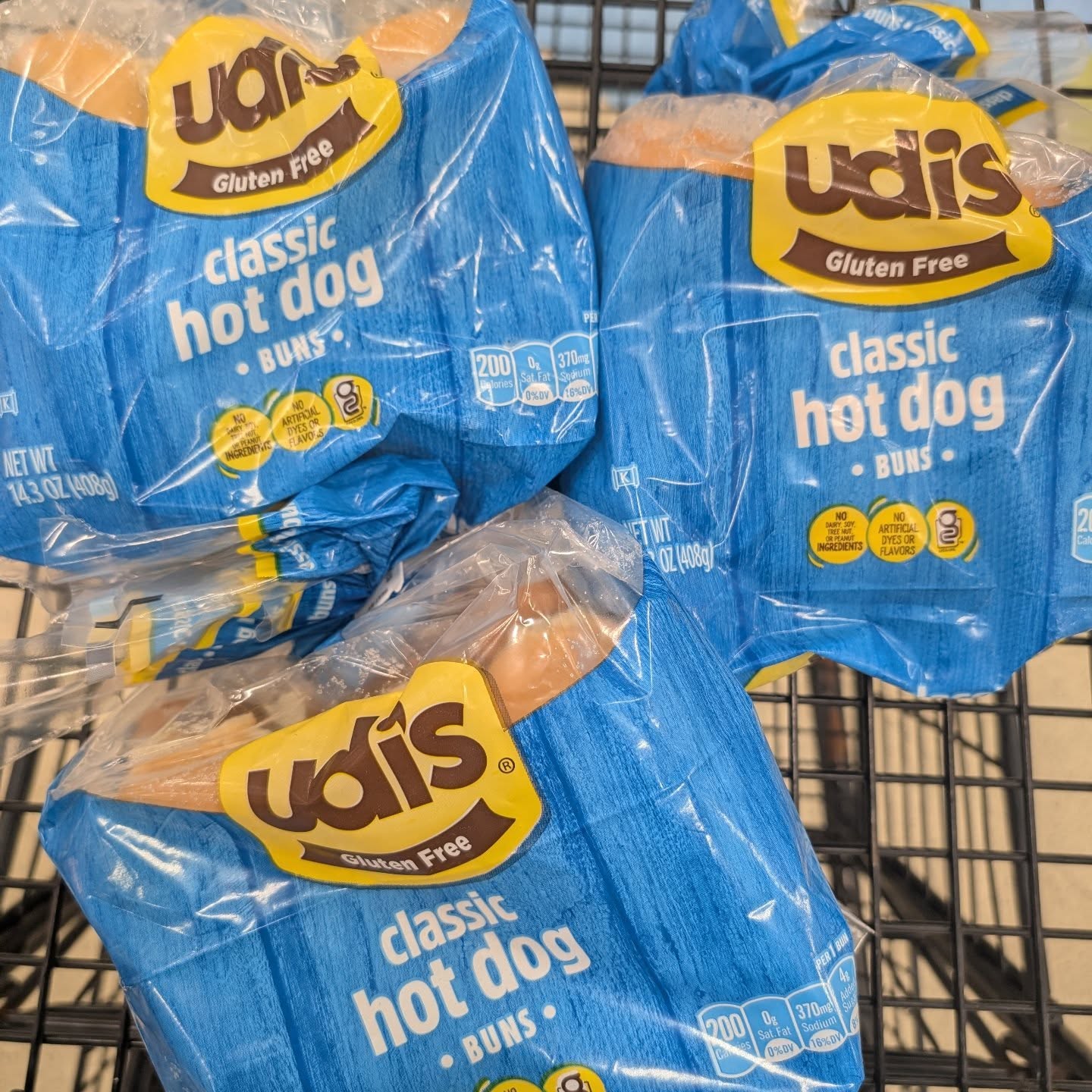 We always have gluten-free buns for our friends with gluten intolerance and celiac on the hot dog cart. ❤️ That plus a vegan sausage or hot dog option. Did you know our waffle dogs are gluten free too? 🧇🌭